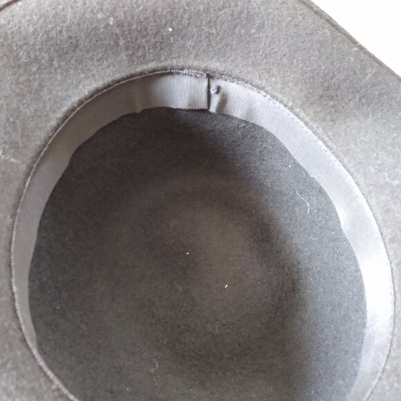 Vintage Black Wool Felt Hat w Large Mesh Bow, Burgundy Ribbon & Feathers 21.25" - Picture 8 of 9